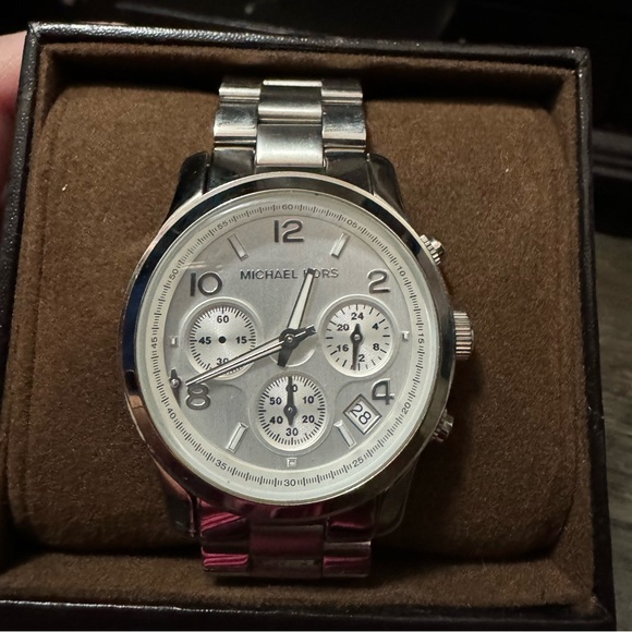 Michael Kors Silver Watch - Picture 1 of 3